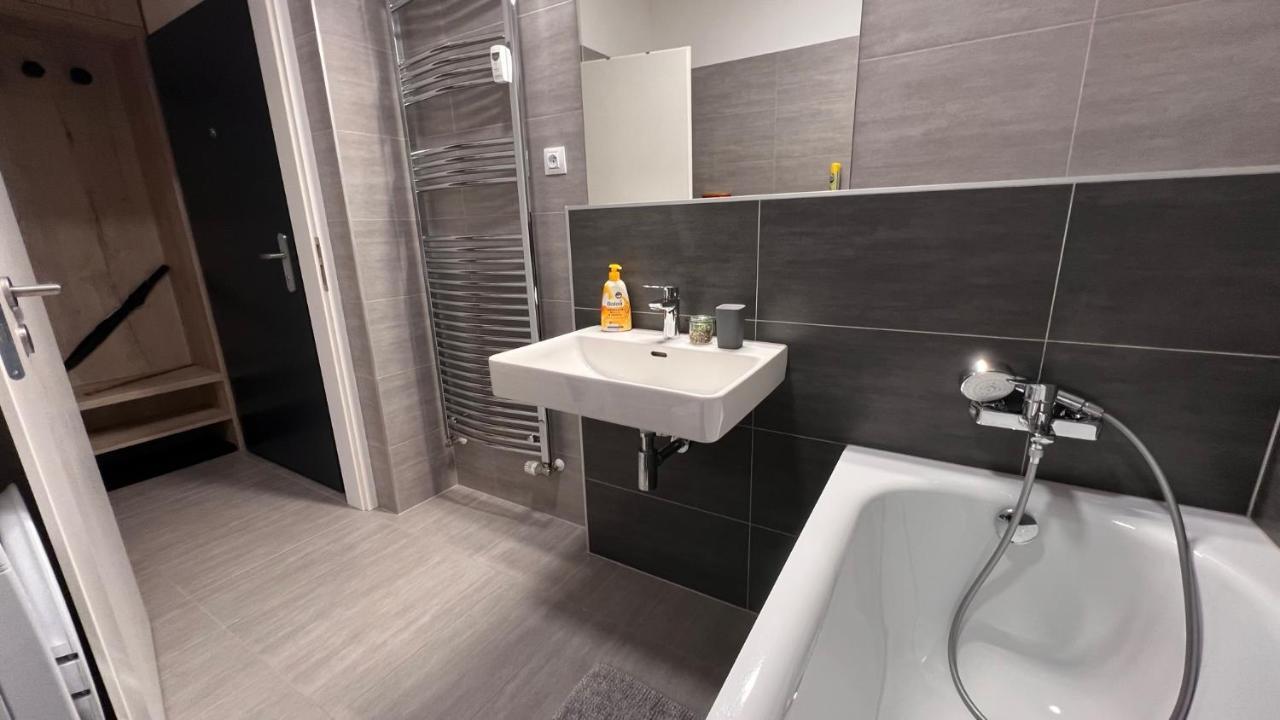 2 Room Apartment, With A View Of The Castle Bratislava Exterior foto
